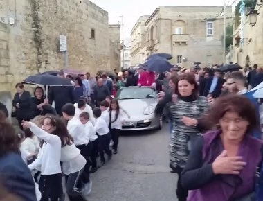 Ιερέας βάζει παιδιά να τραβήξουν την Πόρσε του με σχοινί για να γιορτάσει τον διορισμό του! (βίντεο)